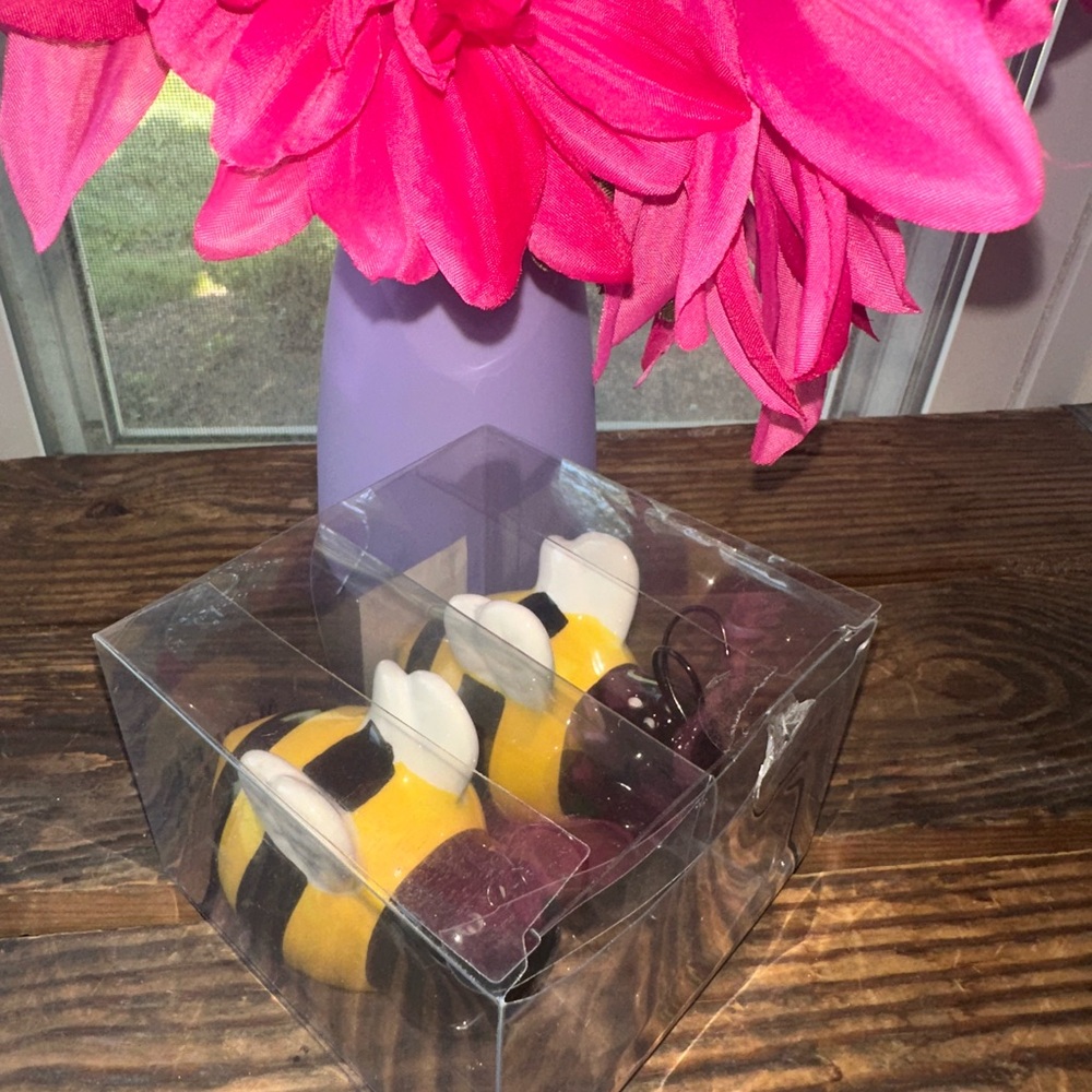 Busy Bumblebee Salt and Pepper Shakers - NIB - Picture 7 of 7